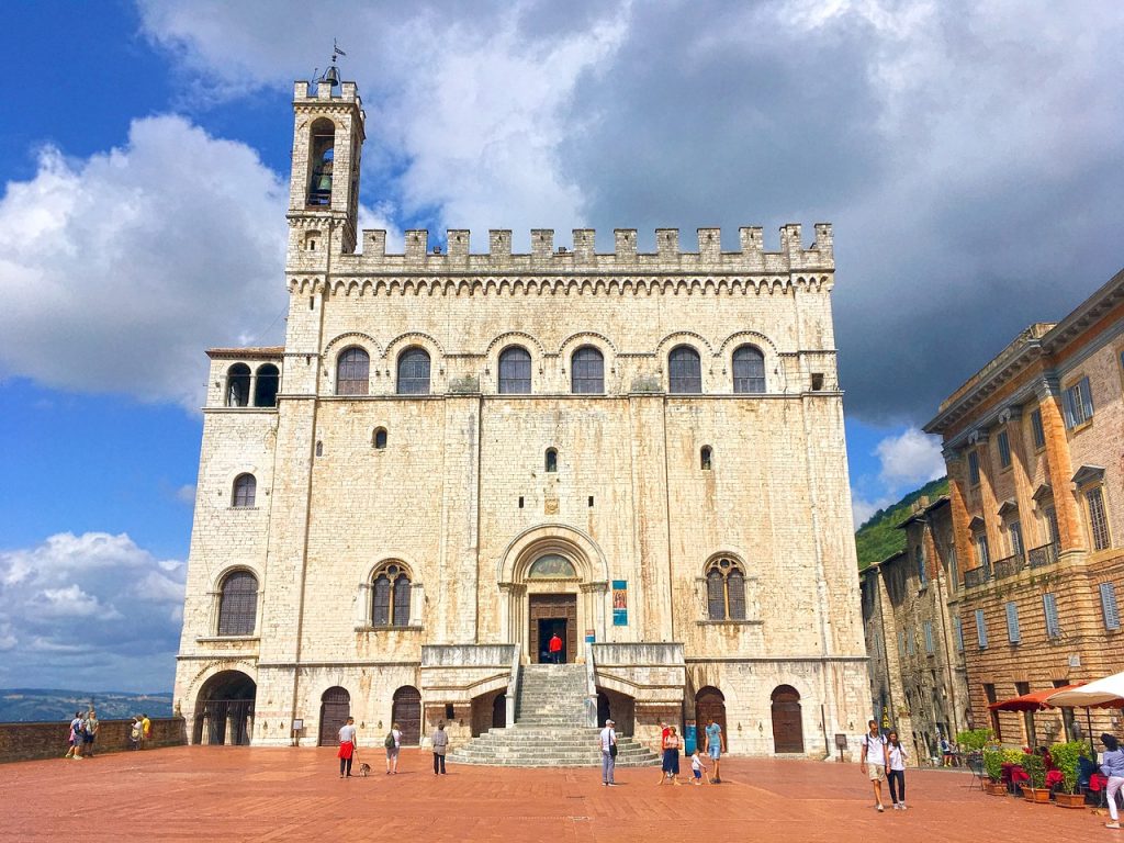 piazza Grande a Gubbio, tra le piazze più belle in Italia